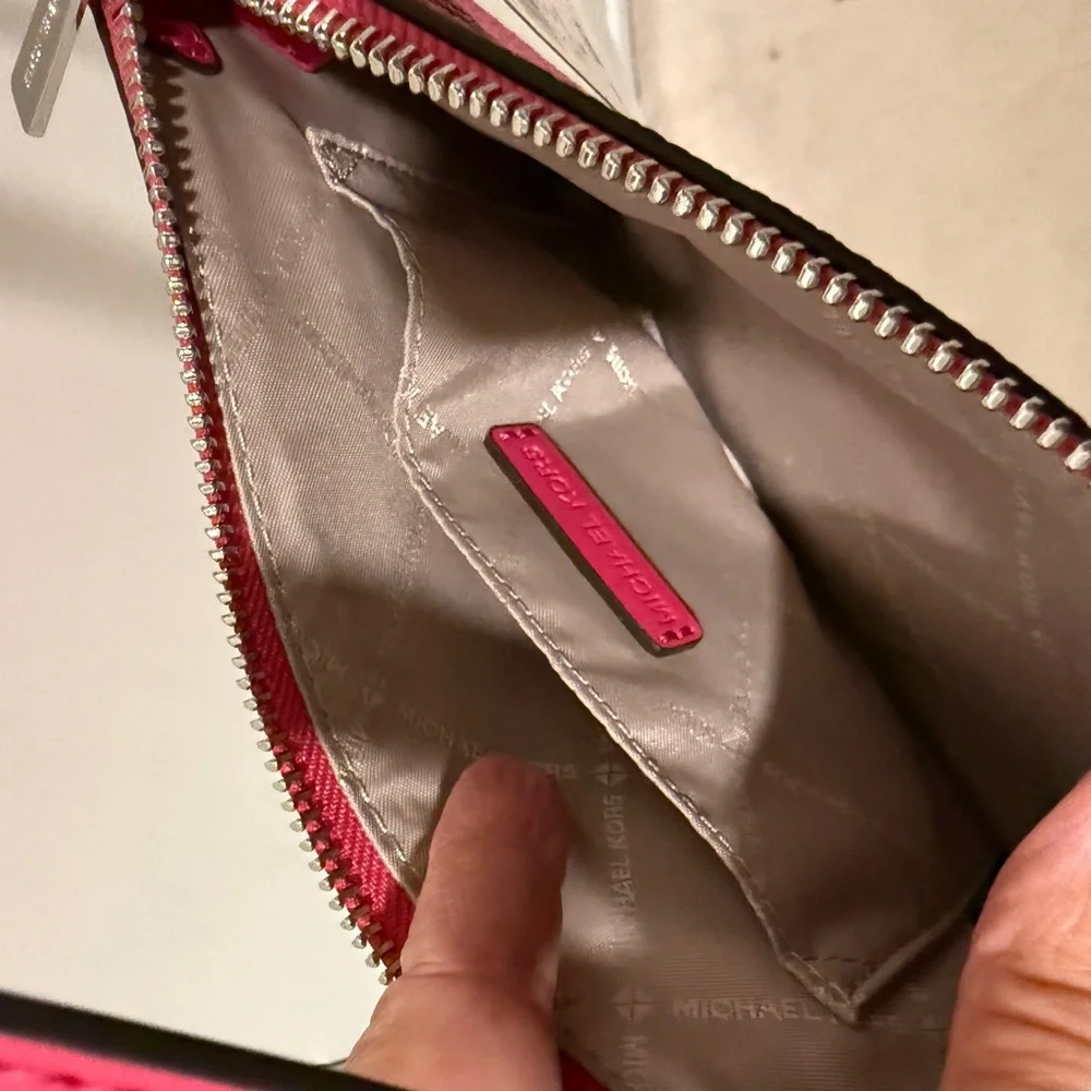 NWT Michael Kors Fuchsia Wristlet - Picture 3 of 3